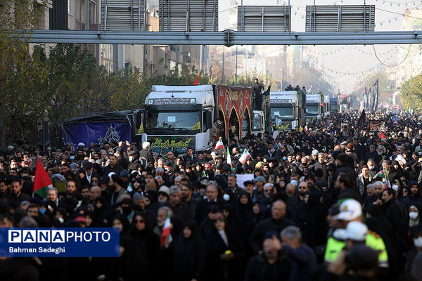 تشییع پیکرهای ۱۰۰ شهید گمنام از مقابل دانشگاه تهران