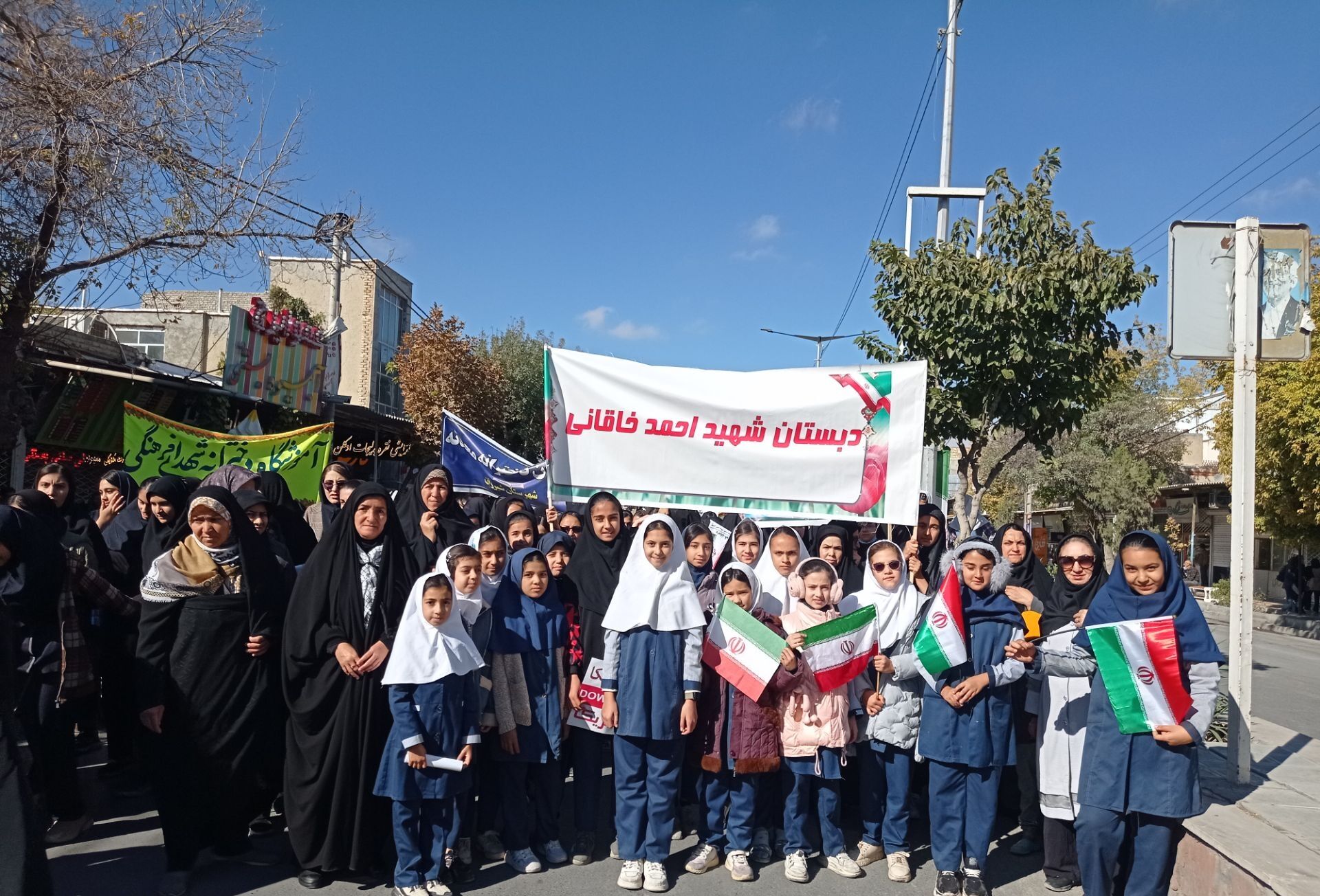 حضور باشکوه و جلوه گر دانش آموزان و اقشار مردم شهرستان شیروان در راهپیمایی ۱۳ آبان