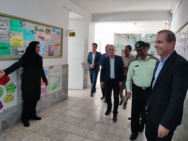 بازدید مسئولان آموزش و پرورش از مدارس سطح شهر سملقان به‌مناسبت هفته معلم