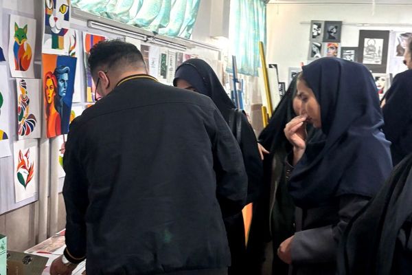 نمایشگاه دست‌سازه‌های خلاق در هنرستان تقوی‌پیشگان بهارستان۲