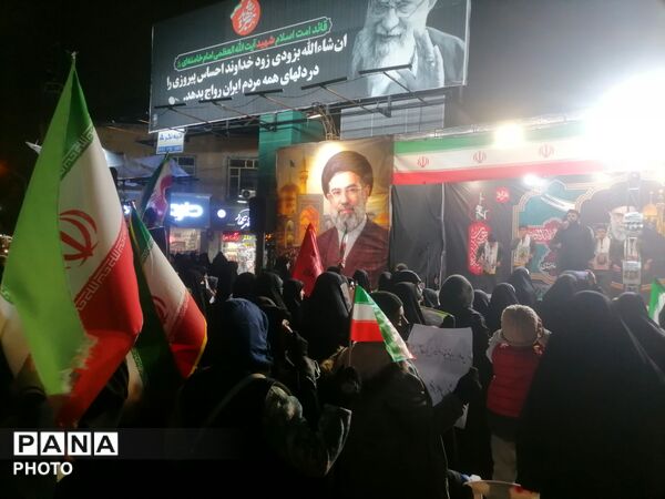 اجتماع بزرگ خانوادگی بر مدار ایران با حضور دانش آموزان ناحیه 3 مشهد