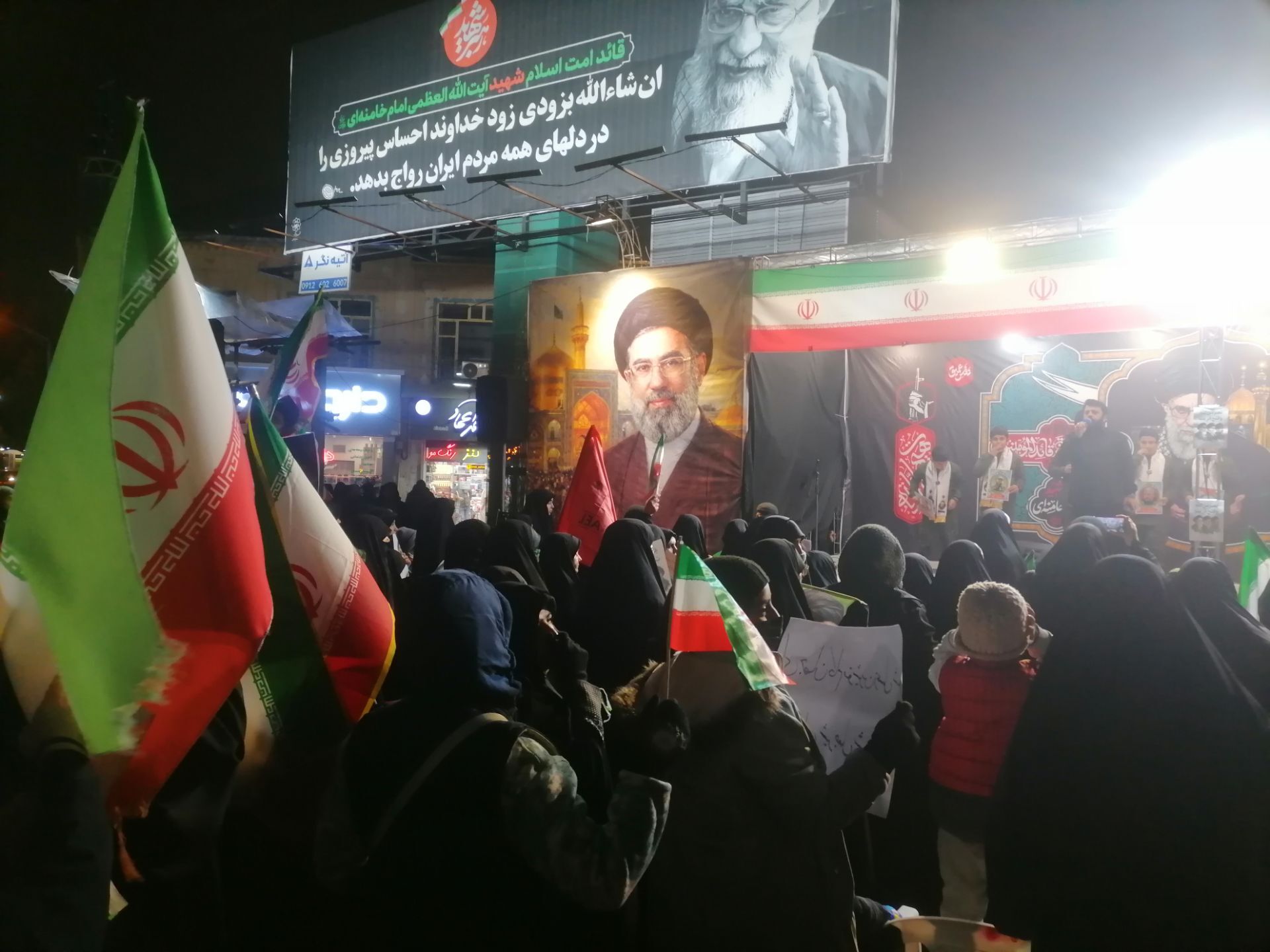 اجتماع بزرگ خانوادگی بر مدار ایران با حضور دانش آموزان ناحیه 3 مشهد