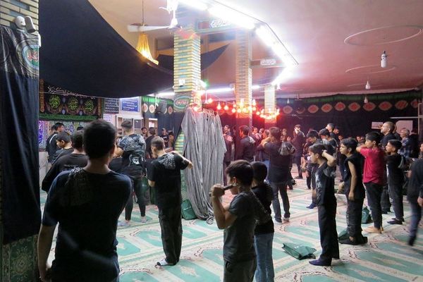 سوگواری عزاداران شهر قیامدشت در شب عاشورای حسینی