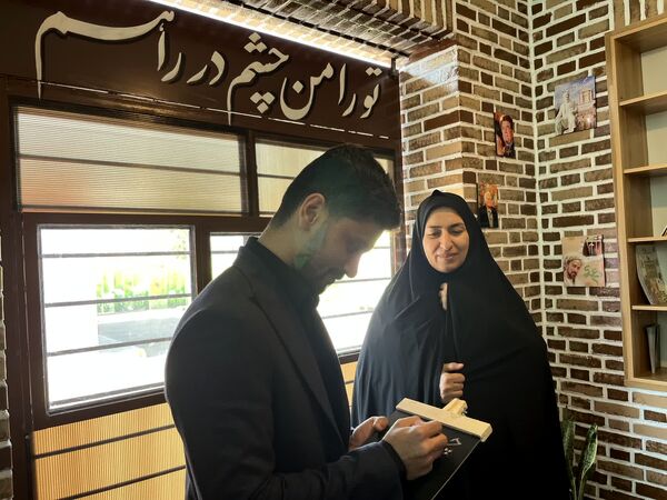 افتتاح کتابخانه راهرویی خلاقانه در دبستان امام خمینی(ره) گناوه