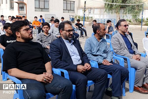 نواخته شدن زنگ ۱۵ خرداد در دبیرستان صدرا