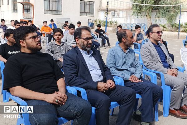 نواخته شدن زنگ ۱۵ خرداد در دبیرستان صدرا