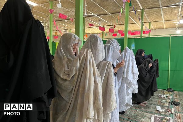 تصویر بندگی دانش‌آموزان در ماه خدا