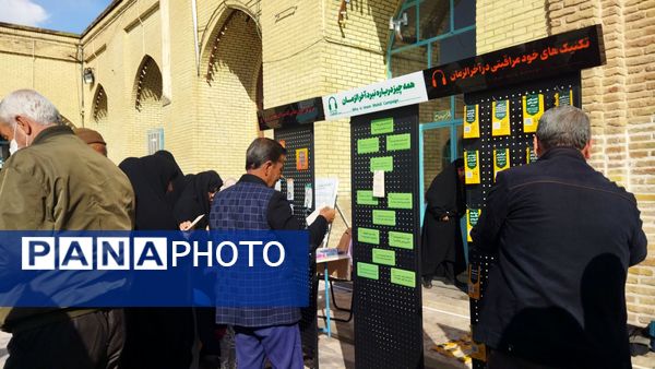 گذری بر غرفه موسسه منتظران ظهور  در نماز جمعه این هفته نیشابور 