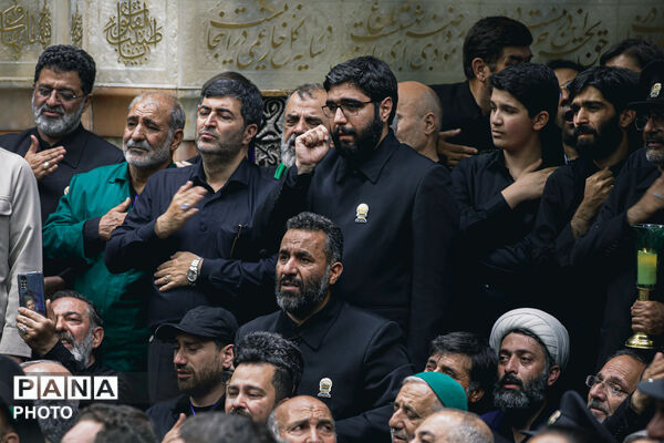 طواف پیکر رهبر شهید انقلاب بر گرد ضریح مطهر امام رضا علیه‌السلام