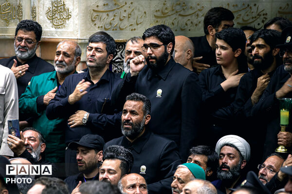 طواف پیکر رهبر شهید انقلاب بر گرد ضریح مطهر امام رضا علیه‌السلام