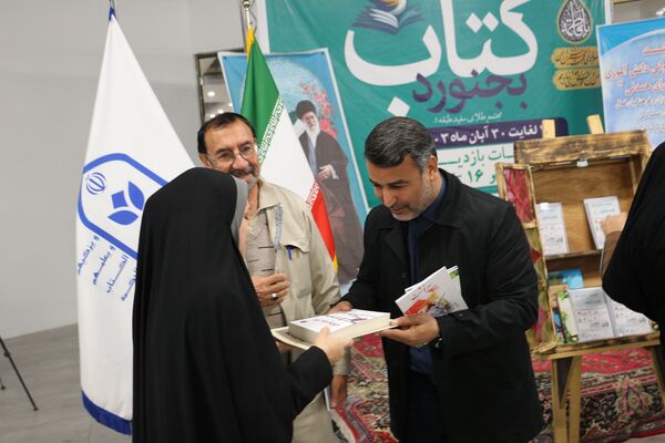 بازدید مدیرکل آموزش و پرورش خراسان شمالی از نمایشگاه هفته کتاب و کتابخوانی