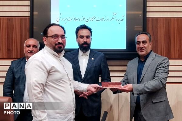 مراسم تجلیل از معاونین پرورشی مقطع متوسطه ناحیه دو شهرری 