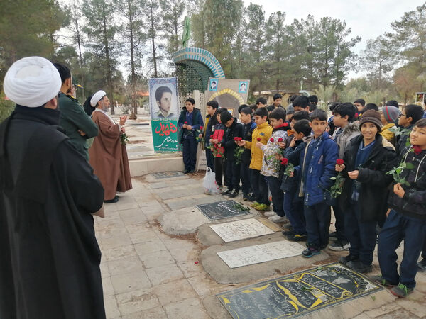 غبارروبی مزار دانش‌آموز شهید «حیدر رضایی» در قم