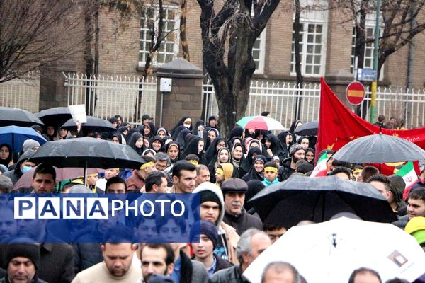 خلاقیت و نشاط دانش‌آموزی در غرفه‌های آموزش و پرورش در مسیر راهپیمایی ۲۲ بهمن