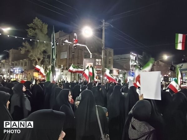 زنان و دختران سرخسی در صف اول دفاع از رهبری و ارزش‌ها