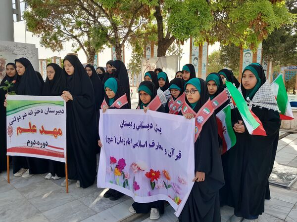 آیین نواختن زنگ سپاس معلم در دبیرستان دخترانه ارشاد تربت حیدریه 