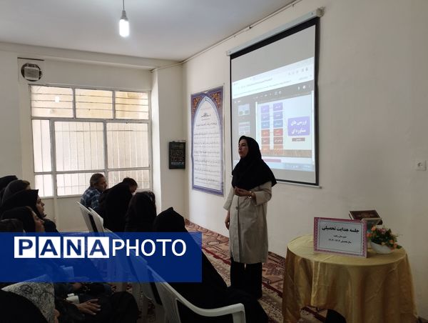 جلسه آموزش خانواده در دبیرستان دخترانه رفعت