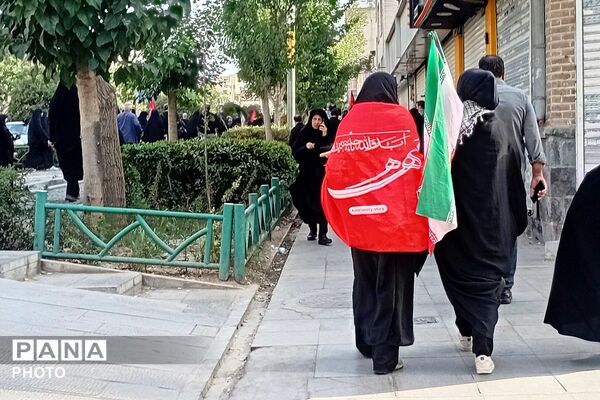 خروش نوجوانان در بدرقه رهبر شهید
