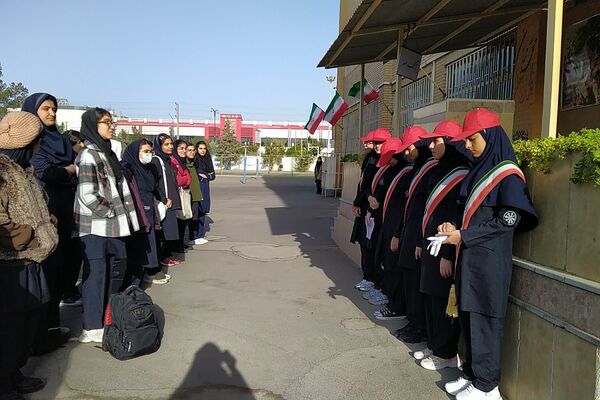 زنگ مهر و مقاومت در دبیرستان استعدادهای درخشان فرزانگان شهریار طنین‌انداز شد

