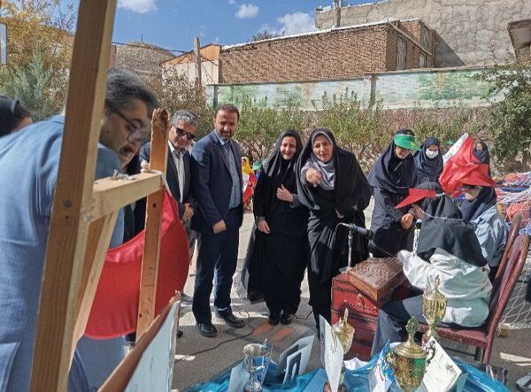 مراسم نمادین هفته تربیت‌بدنی و ورزش در دبیرستان هفده شهریور شهرستان فیروزکوه