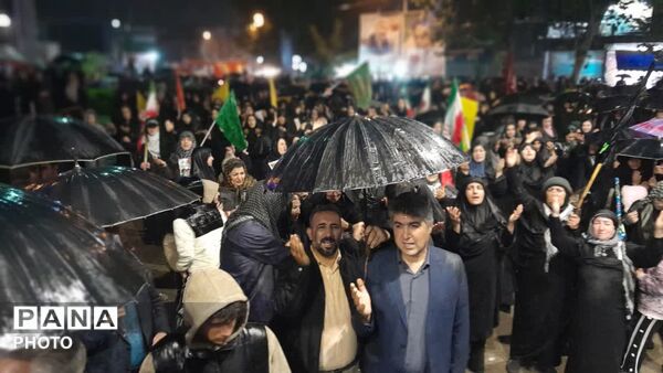 اجتماع مردم کوهدشت در زیربارش شدید باران