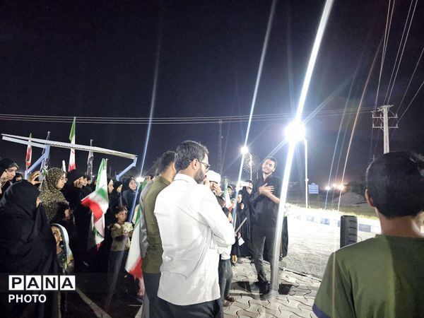 جلوه معنوی در سندرک؛ پرچم متبرک حرم اباعبدالله (ع) و عبای رهبر معظم انقلاب در تجمع مردمی