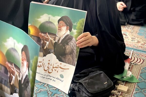 نماز جماعتی که در غم فراق پدر امت خوانده شد