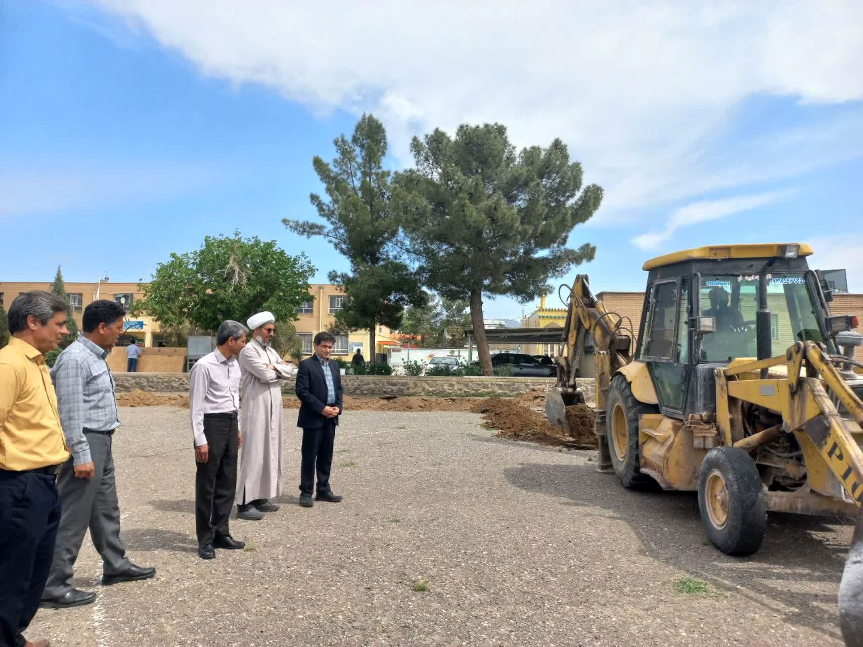 آغاز ساخت زمین چمن مصنوعی در دبیرستان نمونه دولتی دانش