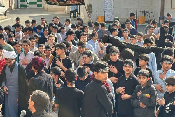  سوگواری نوجوانان برای مادر مهربانی‌ها