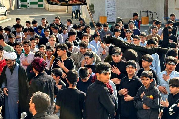  سوگواری نوجوانان برای مادر مهربانی‌ها