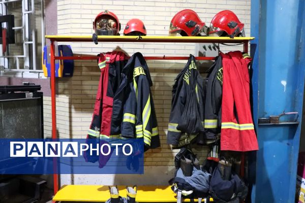بازدید خبرنگاران پانا ناحیه یک و دو یزد از مرکز شماره ۹ آتشنشانی یزد