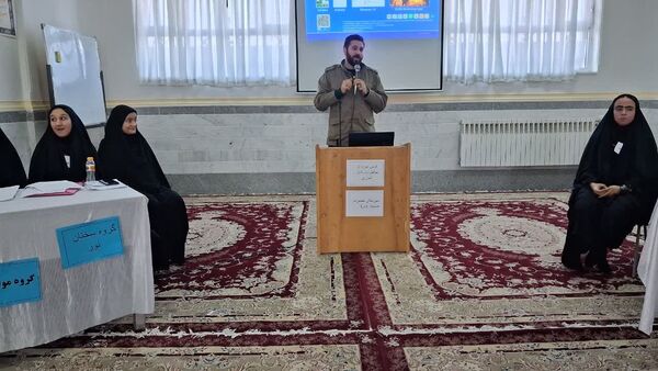 برپایی مناظره دانش‌آموزی در دبیرستان حضرت خدیجه (س) جعفرآباد قم