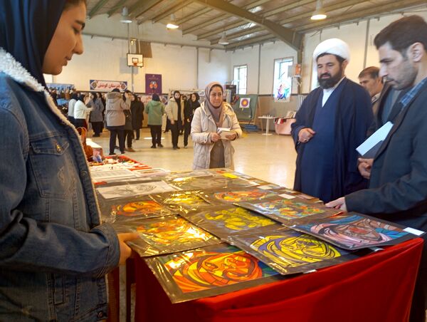افتتاح نمایشگاه آثار هنری دانش‌آموزان دبیرستان‌های تیتکانلو و مایوان