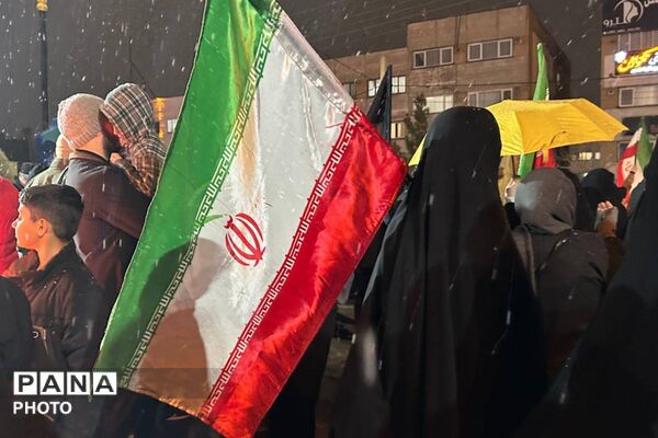 حضور حماسی مستمر شبانه مردم پردیس در محکومیت تجاوز دشمن با وجود بارش برف
