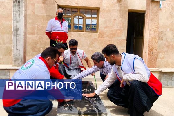 ادای احترام جمعیت هلال‌احمر بانه به شهدا در هفته هلال‌احمر