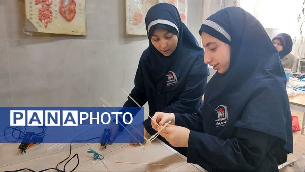 کارسوق سازه های سرنگی در دبیرستان دخترانه شاهدبحرینیان ناحیه۴ اصفهان