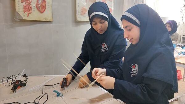 کارسوق سازه های سرنگی در دبیرستان دخترانه شاهدبحرینیان ناحیه۴ اصفهان