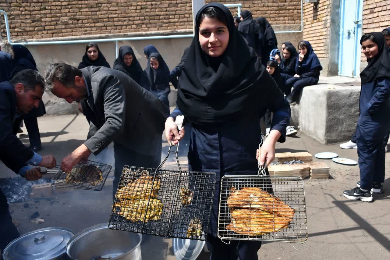 کارگاه طبخ آبزیان در دبیرستان میر فتح‌اله سید زنوزی شهر زنوز 