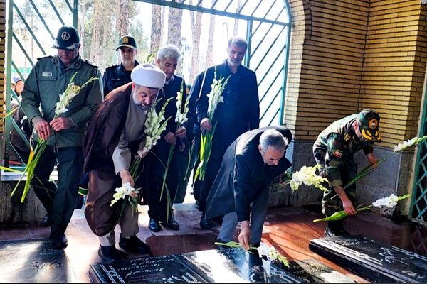 آیین گلباران مزار شهدا با حضور مسئولان شهرستان رباط‌کریم