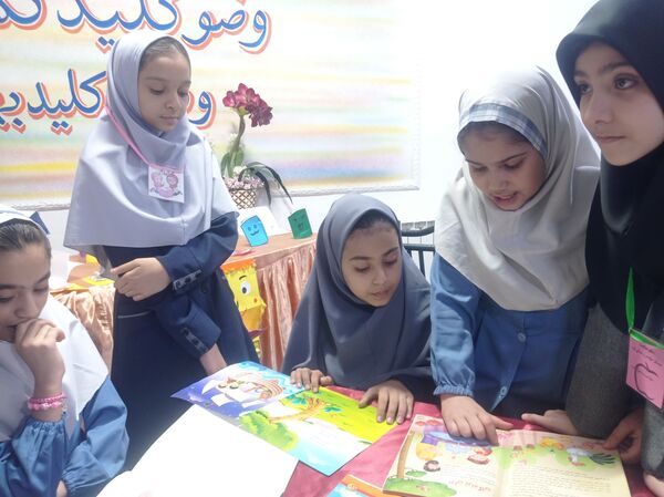 گرامیداشت هفته کتاب و کتابخوانی در مدرسه مهندس رحمانی فرد ناحیه یک مشهد 