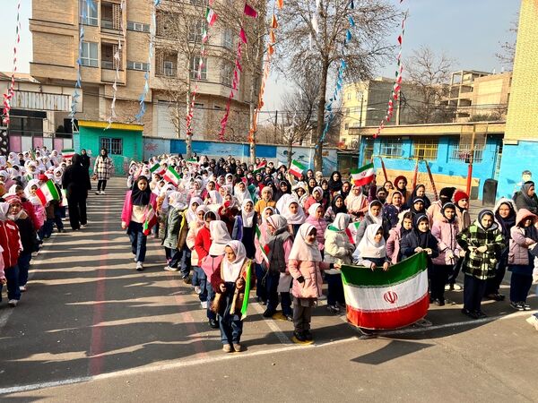 نواختن زنگ انقلاب در دبستان‌المهدی ناحیه 2 کرج 