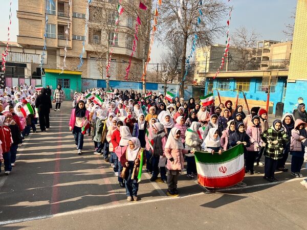 نواختن زنگ انقلاب در دبستان‌المهدی ناحیه 2 کرج 
