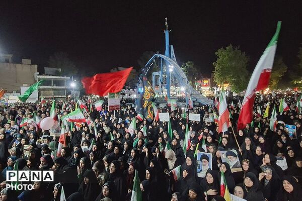 دختران «جان فدای ایران» در میدان امام خمینی(ره) ورامین 
