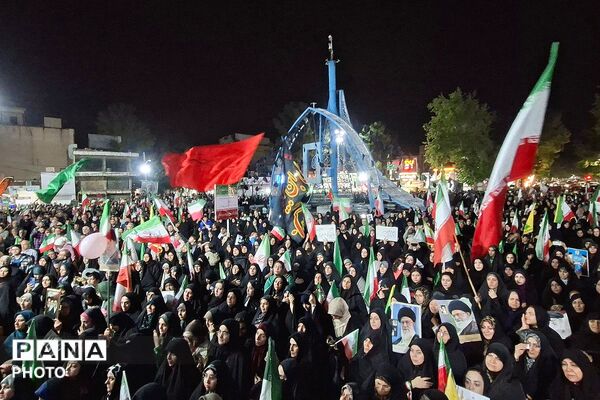 دختران «جان فدای ایران» در میدان امام خمینی(ره) ورامین 