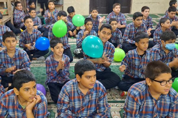 آرزوی فرج و سلامتی صاحب الزمان (عج) با دست‌های کوچک دانش‌آموزان شیرازی