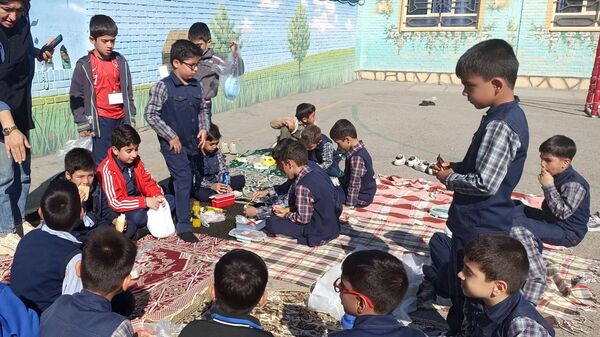 ترویج تغذیه سالم با برگزاری اردوی حیاطی در دبستان فطرت
