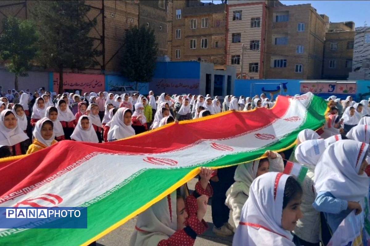  آیین گرامیداشت انقلاب اسلامی در مدارس رباط‌کریم