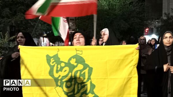 تجمع مردم شهر فردوسیه در دهه امامت در کنار شهدای گمنام