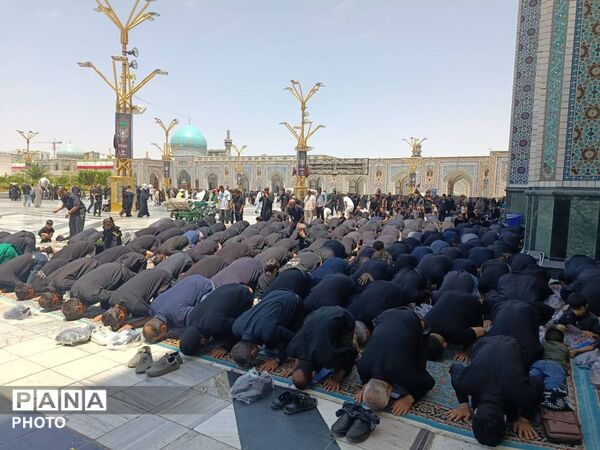 حال و هوای زائران حریم رضوی در ظهر عاشورای حسینی