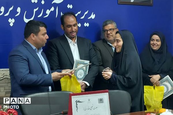 قدردانی از مربیان و مدیران منتخب طرح‌های آموزشی کودکستان‌های شهرستان قرچک